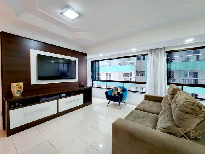 Apartamento mobiliado à venda na quadra do mar com living integrado, 03 dormitórios e 01 vaga