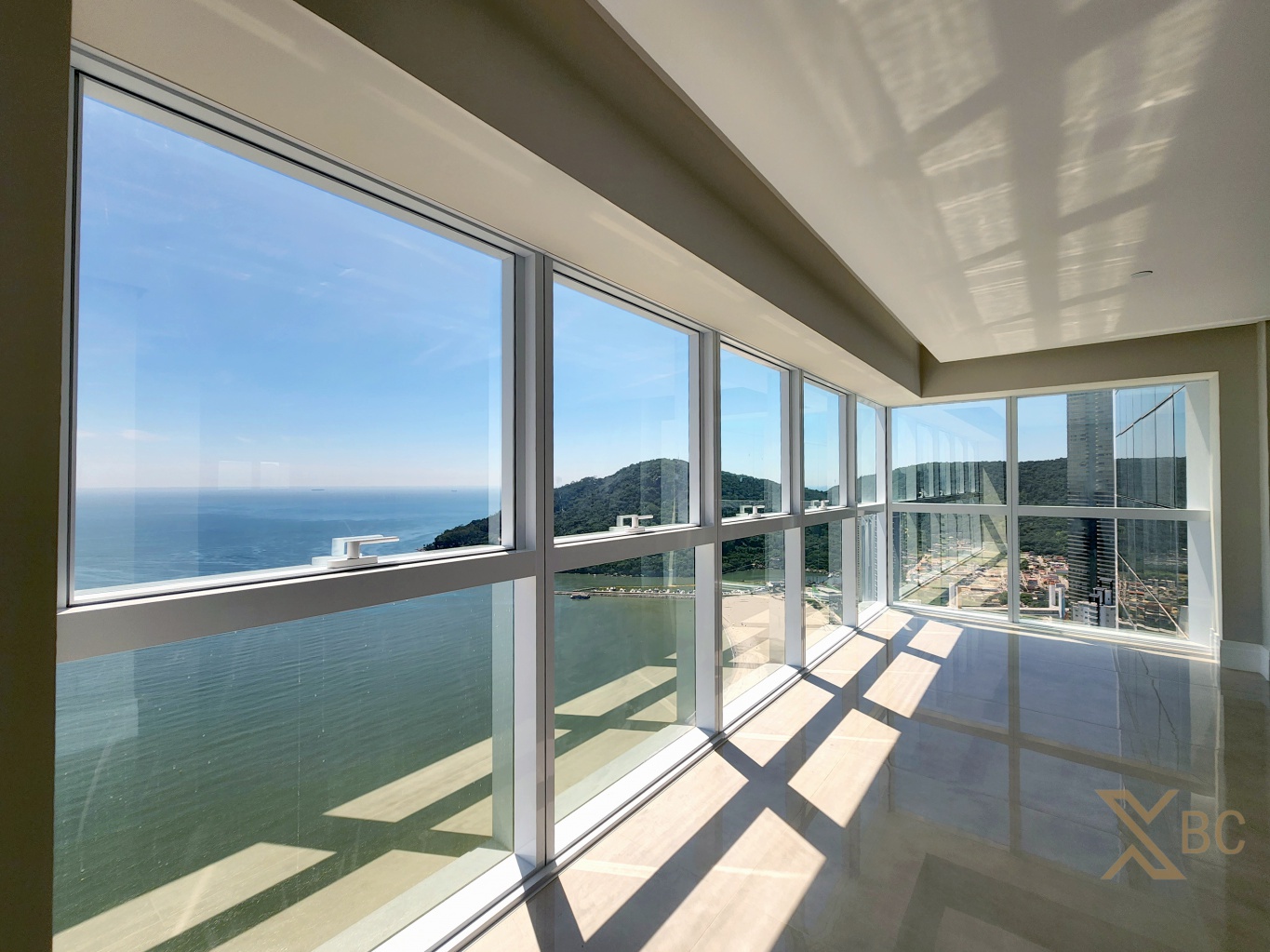 Apartamento frente mar à venda com 04 suítes e 03 vagas de garagem na Barra Sul em Balneário Camboriú.