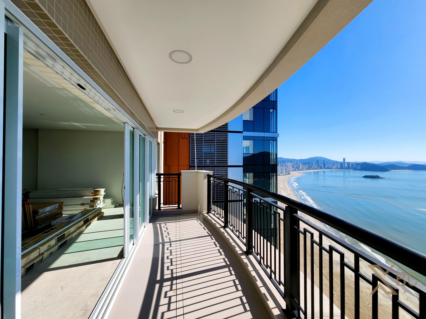 Apartamento frente mar à venda com 04 suítes e 03 vagas de garagem na Barra Sul em Balneário Camboriú.