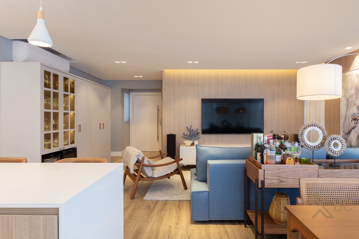 Apartamento à venda com vista para o mar, mobiliado e 03 suítes no Centro de Balneário camboriú.
