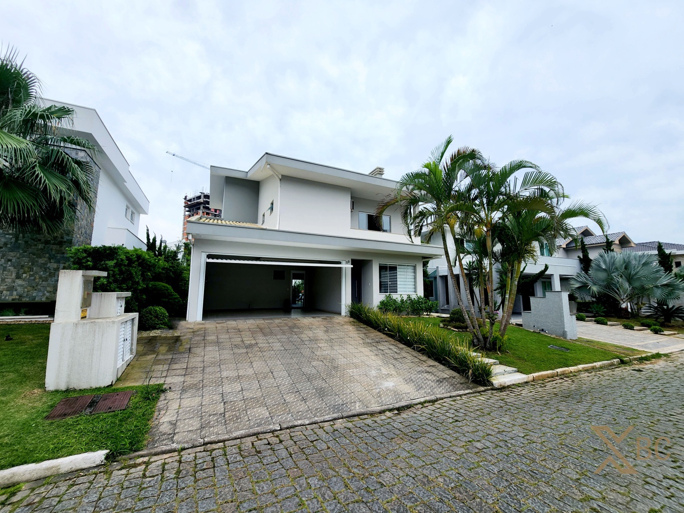 Casa à venda em Condomínio Fechado com 04 suítes e 03 vagas de garagem na Praia Brava/ Itajaí.