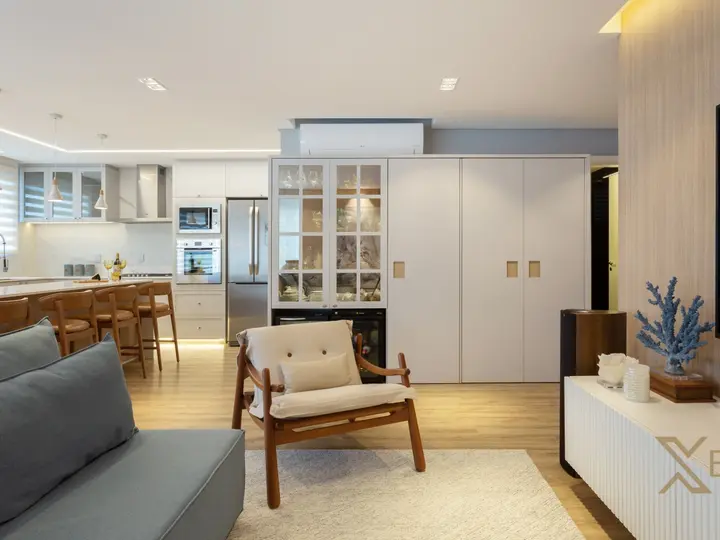 Apartamento à venda com vista para o mar, mobiliado e 03 suítes no Centro de Balneário camboriú.