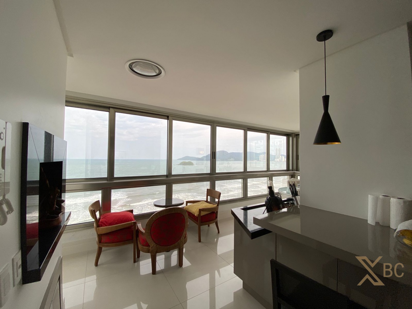 Apartamento frente mar à venda com 04 suítes e 07 vagas de garagem no Centro de Balneário Camboriú.