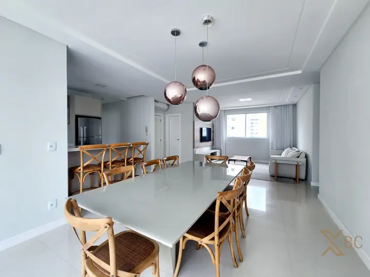 Apartamento mobiliado à venda com 02 suítes + 02 Demi Suítes e 04 vagas de garagem no Centro de Balneário Camboriú.
