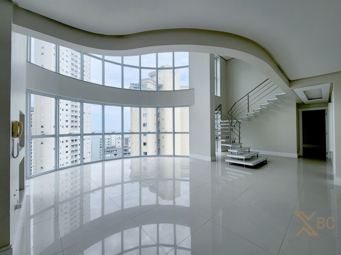 Apartamento duplex à venda com 04 suítes e 04 vagas de garagem no Centro Sul de Balneário Camboriú.