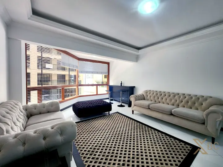 Apartamento semi mobiliado à venda no Edifício Boston - Centro de Balneário Camboriú