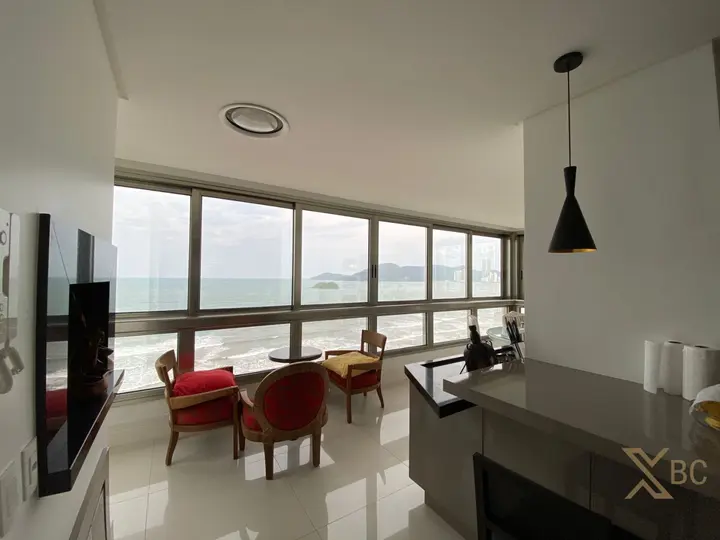 Apartamento frente mar à venda com 04 suítes e 07 vagas de garagem no Centro de Balneário Camboriú.