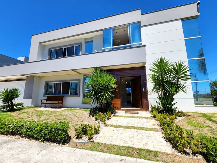 Casa à venda com piscina privativa, 04 dormitórios e 04 vagas de garagem em Camboriú.