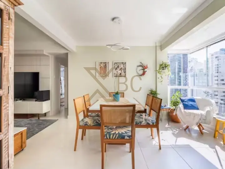 Edifício Itajaçú, frente mar - Apartamento lateral com 2 dormitórios no Centro de Balneário Camboriú