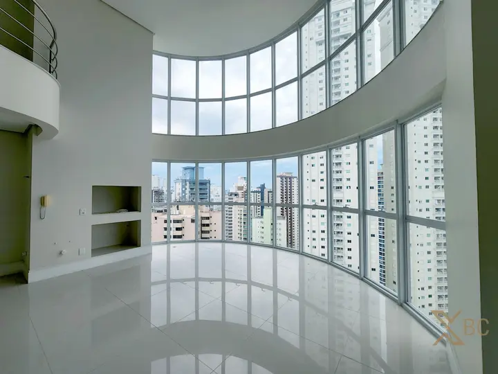 Apartamento duplex à venda com 04 suítes e 04 vagas de garagem no Centro Sul de Balneário Camboriú.