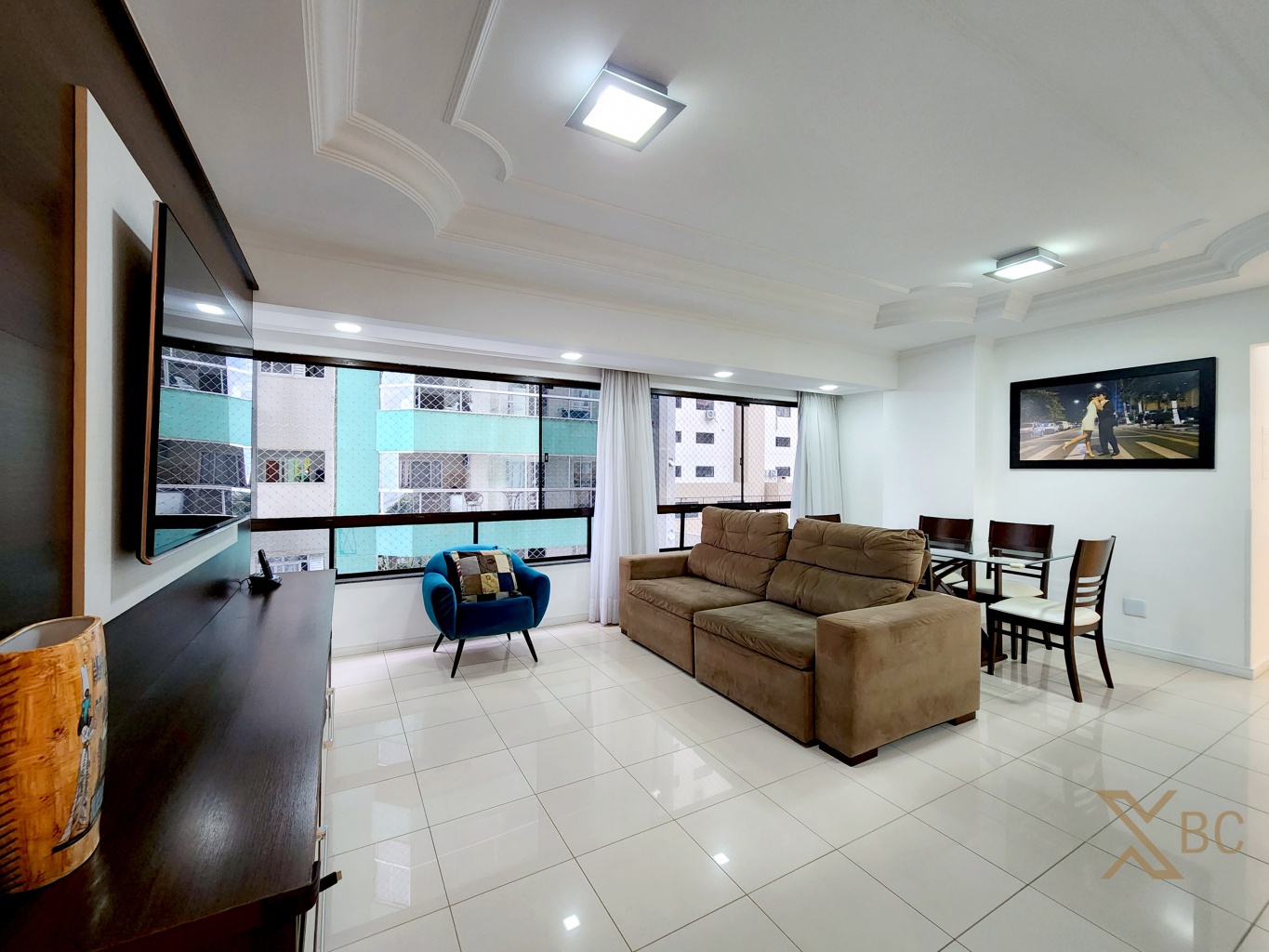 Apartamento mobiliado à venda na quadra do mar com living integrado, 03 dormitórios e 01 vaga