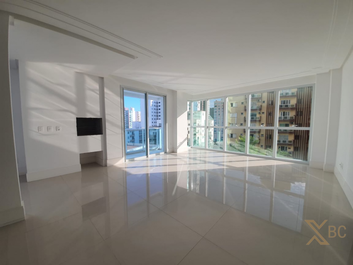 Apartamento à venda com 162m² privativos, 03 suítes e 03 vagas de garagem no Centro de Balneário Camboriú.