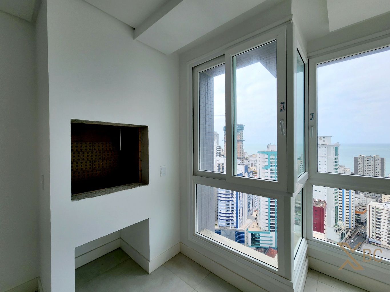 Apartamento à venda com vista para o mar, 03 suítes e 04 vagas de garagem no Centro de Balneário Camboriú.