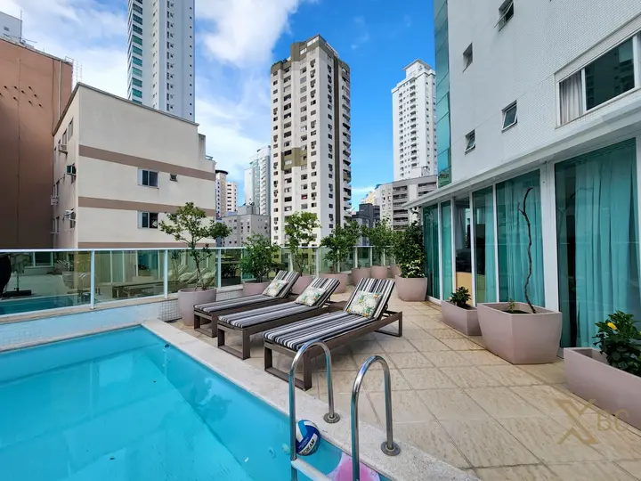 Apartamento diferenciado à venda com 04 suítes e 04 vagas de garagem no Centro de Balneário Camboriú.