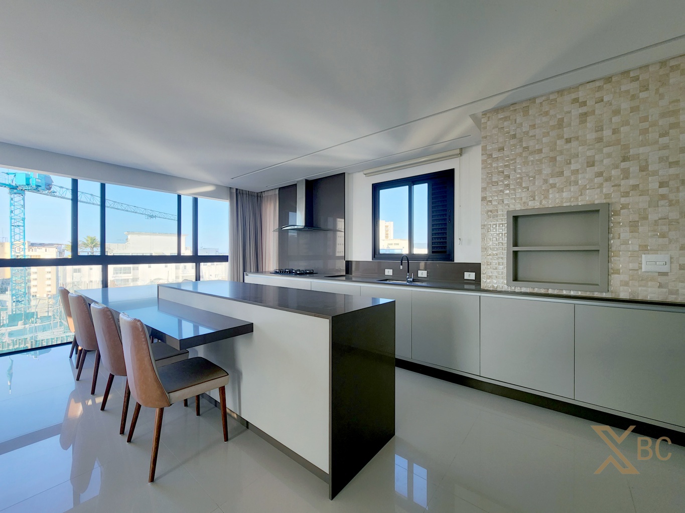 Apartamento mobiliado à venda com 123m² privativos, 03 suítes e 03 vagas de garagem no Centro de Balneário Camboriú.