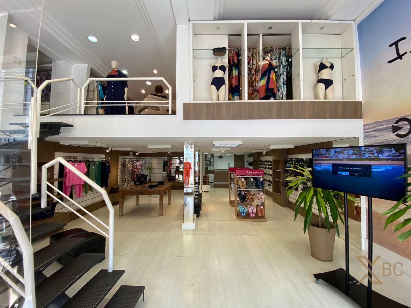 Sala comercial à venda com 218m², mezanino, iluminação e ar condicionado no Centro de Balneário Camboriú.