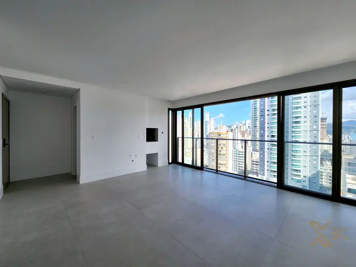 Apartamento à venda quadra mar com 04 suítes e 03, vagas de garagem no Centro de Balneário Camboriú.