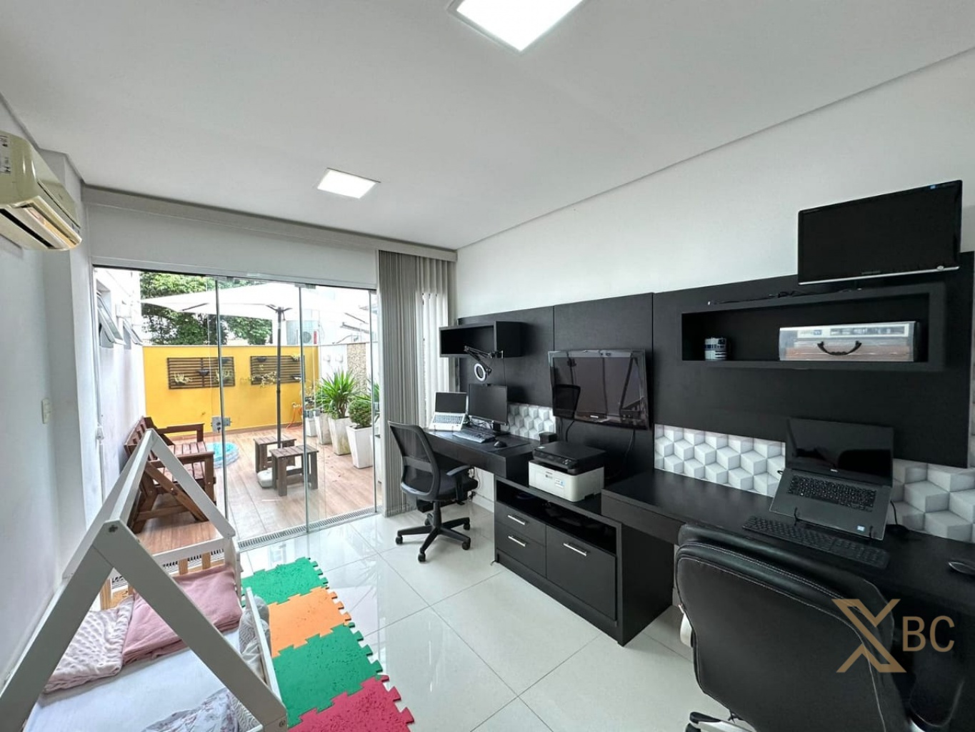 Apartamento diferenciado com terraço e mobiliado, à venda no Centro de Balneário Camboriú!