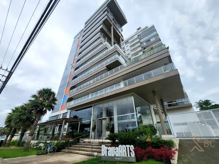 Apartamento à venda com vista para o mar, 02 suítes e 02 vagas de garagem na Praia Brava em Itajaí.