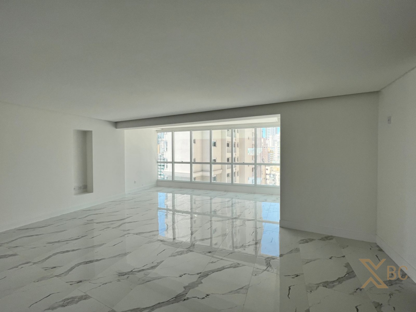 Apartamento à venda com 03 suítes e 03 vagas de garagem na Barra Sul em Balneário Camboriú.
