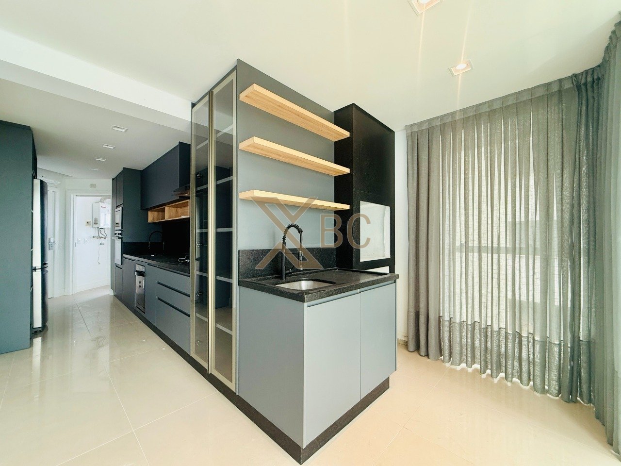 Apartamento vista mar à 50m da praia, no Edifício Villa Splendore em Balneário Camboriú!