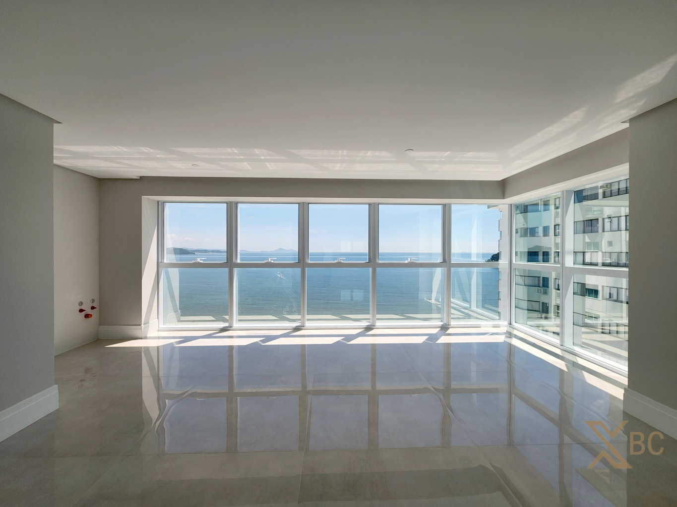 Apartamento frente mar à venda com 04 suítes e 03 vagas de garagem na Barra Sul em Balneário Camboriú.