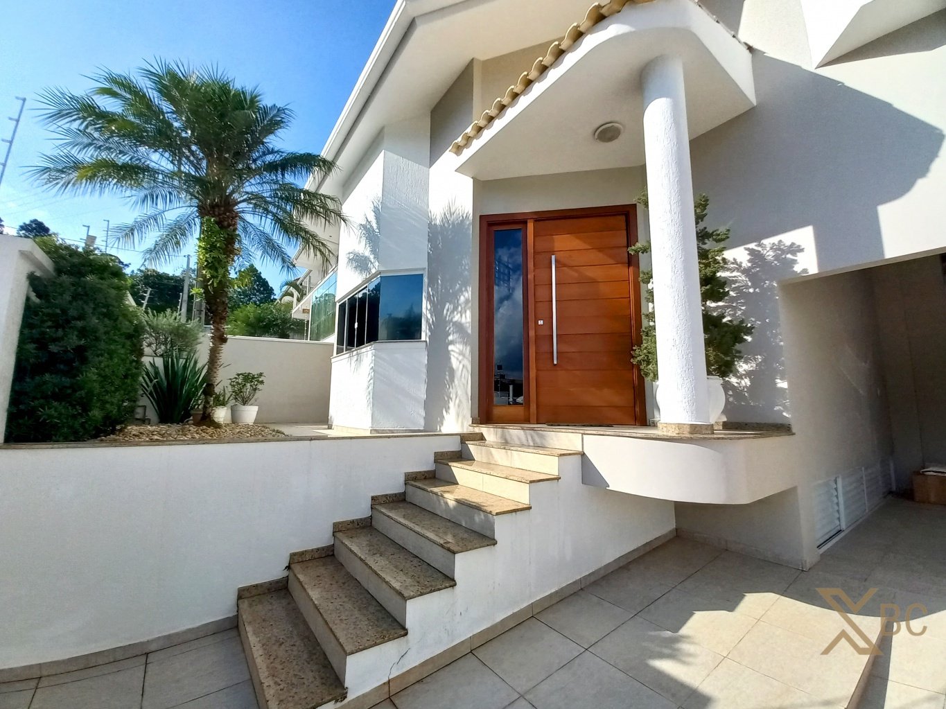 Casa mobiliada à venda com piscina privativa, 03 suítes e 02 vagas de garagem no Bairro Ariribá em Balneário Camboriú.