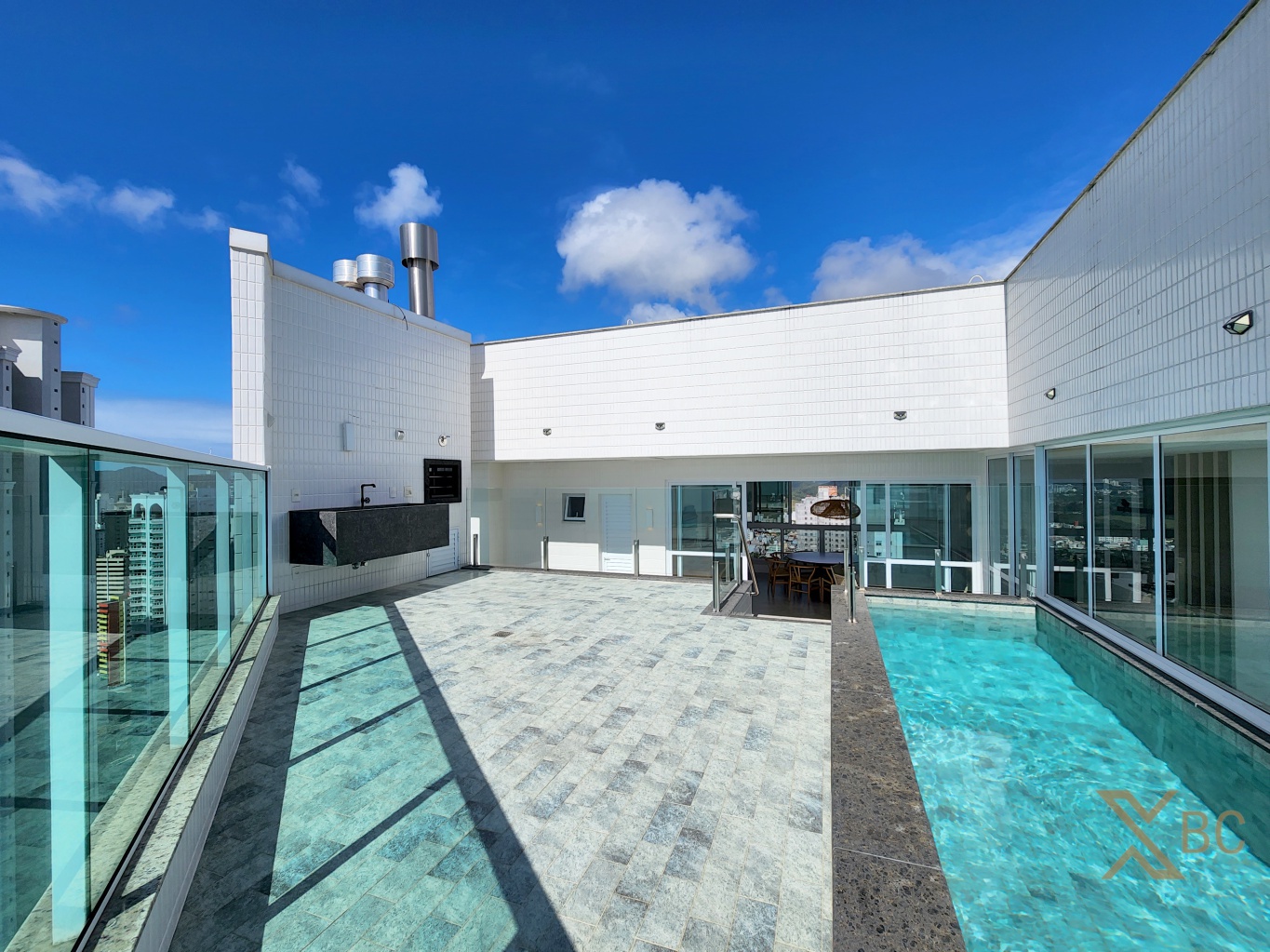 Cobertura duplex à venda com piscina privativa, 05 suítes e 04 vagas de garagem no Centro Sul em Balneário Camboriú.
