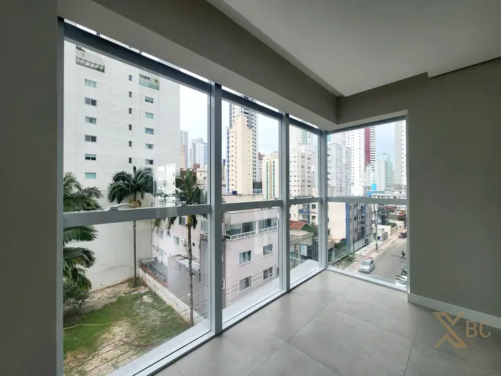 Apartamento à venda na quadra mar com 02 suítes e 02 vagas de garagem no Centro de Balneário Camboriú.