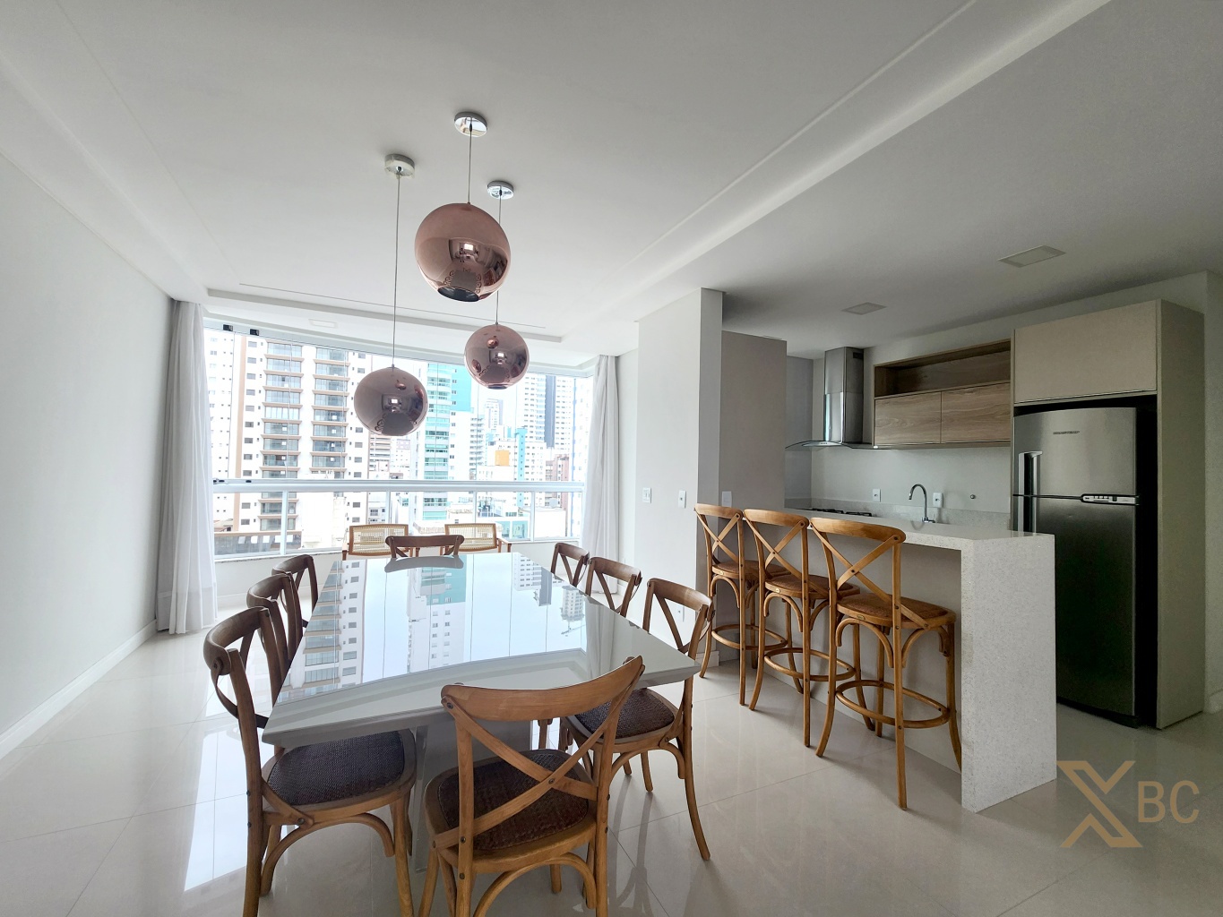 Apartamento mobiliado à venda com 02 suítes + 02 Demi Suítes e 04 vagas de garagem no Centro de Balneário Camboriú.