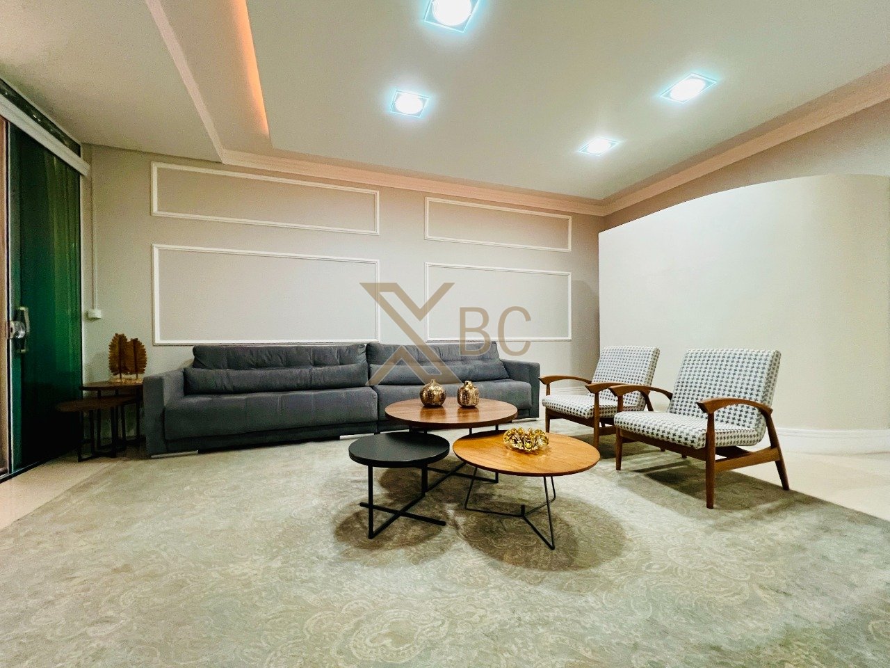 Edifício Petrópolis - Apartamento com 3 suítes, vista mar e churrasqueira no Centro de Balneário Camboriú