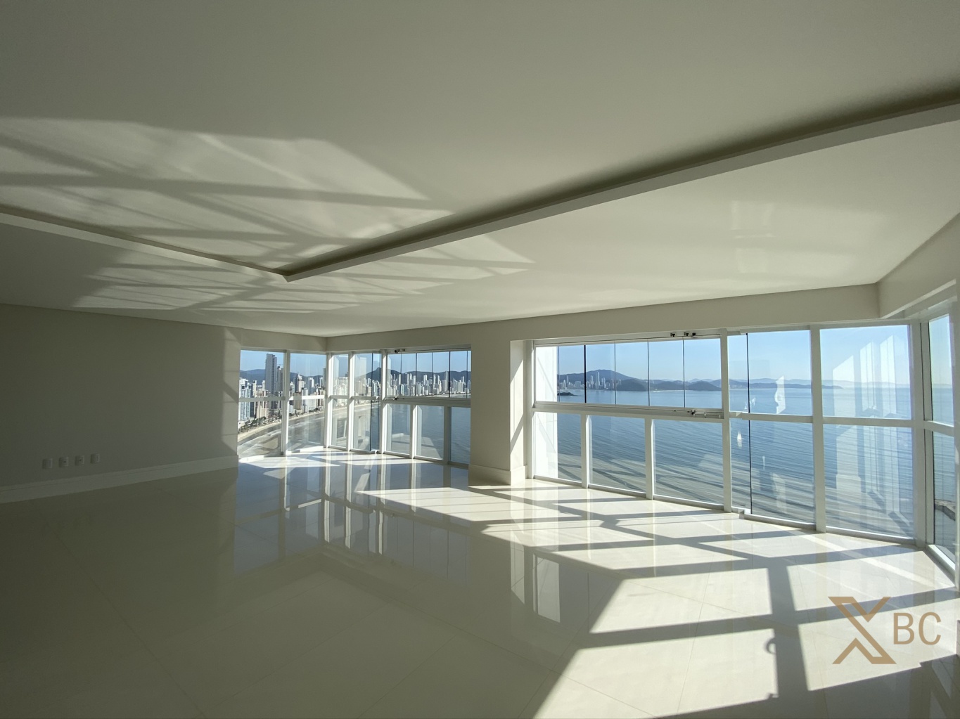 Apartamento frente mar à venda com 238m² privativos, 04 suítes e 04 vagas de garagem na Barra Sul em Balneário Camboriú.