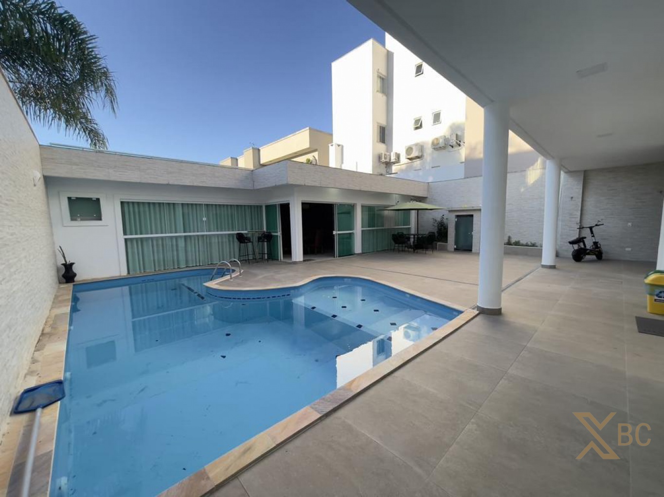 Casa à venda Alto padrão com 04 suítes, finamente mobiliada na Praia dos Amores.