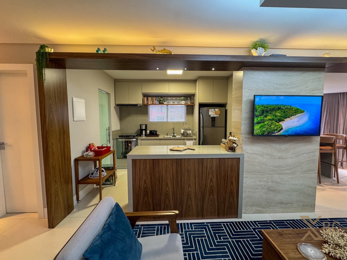 Apartamento finamente mobiliado à venda com 03 suítes e 02 vagas de garagem na Barra Sul em Balneário Camboriú.