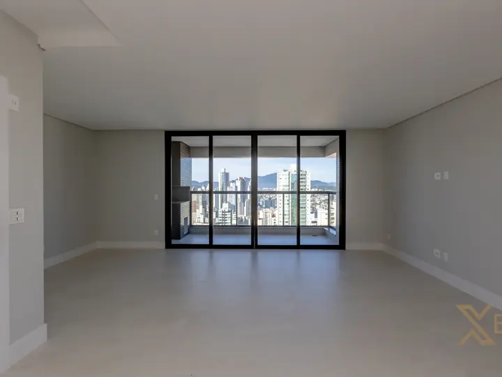 Apartamento mobiliado com duas suítes, duas demi-suítes e três vagas de garagem, no Centro de Balneário Camboriú!