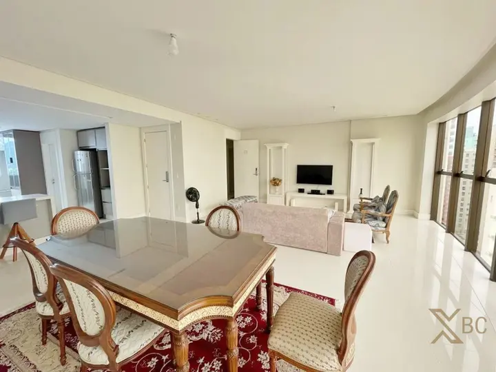 Apartamento Semi mobiliado à venda com 03 suítes e 02 vagas de garagem no Centro de Balneário Camboriú.