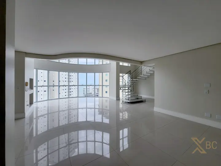 Apartamento duplex à venda com 04 suítes e 04 vagas de garagem no Centro Sul de Balneário Camboriú.