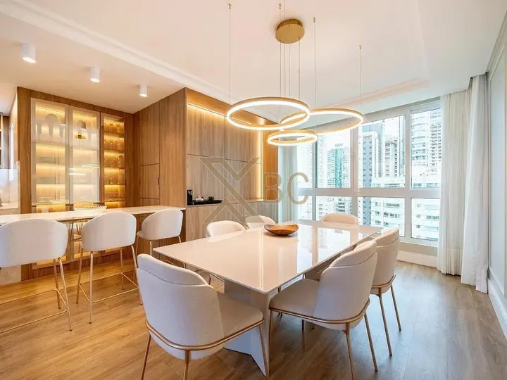 Peniche Residence - Centro | Apartamento reformado e mobiliado com 3 dormitórios e 2 vagas em Balneário Camboriú Excelente oportunidade de adquirir apartamento no Peniche Residence, localizado na Rua 3130, no Centro de Balneário Camboriú ? uma das r