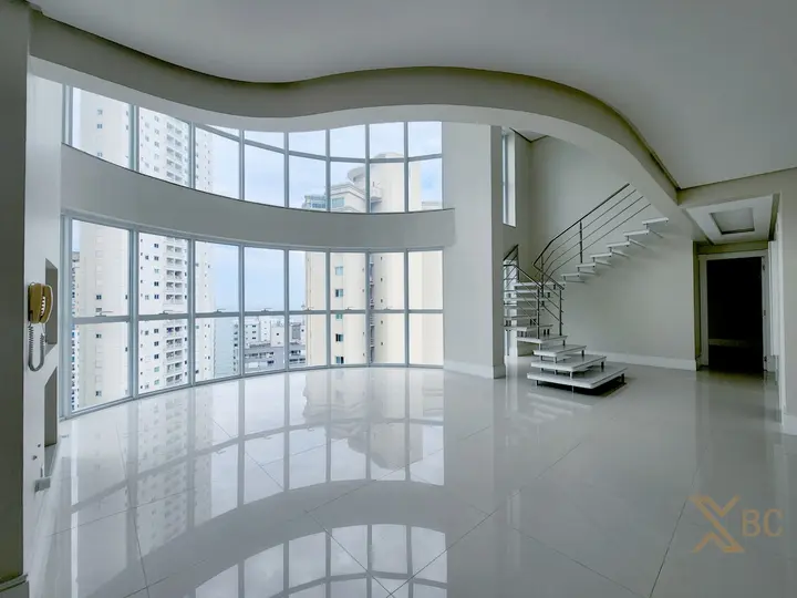 Apartamento duplex à venda com 04 suítes e 04 vagas de garagem no Centro Sul de Balneário Camboriú.