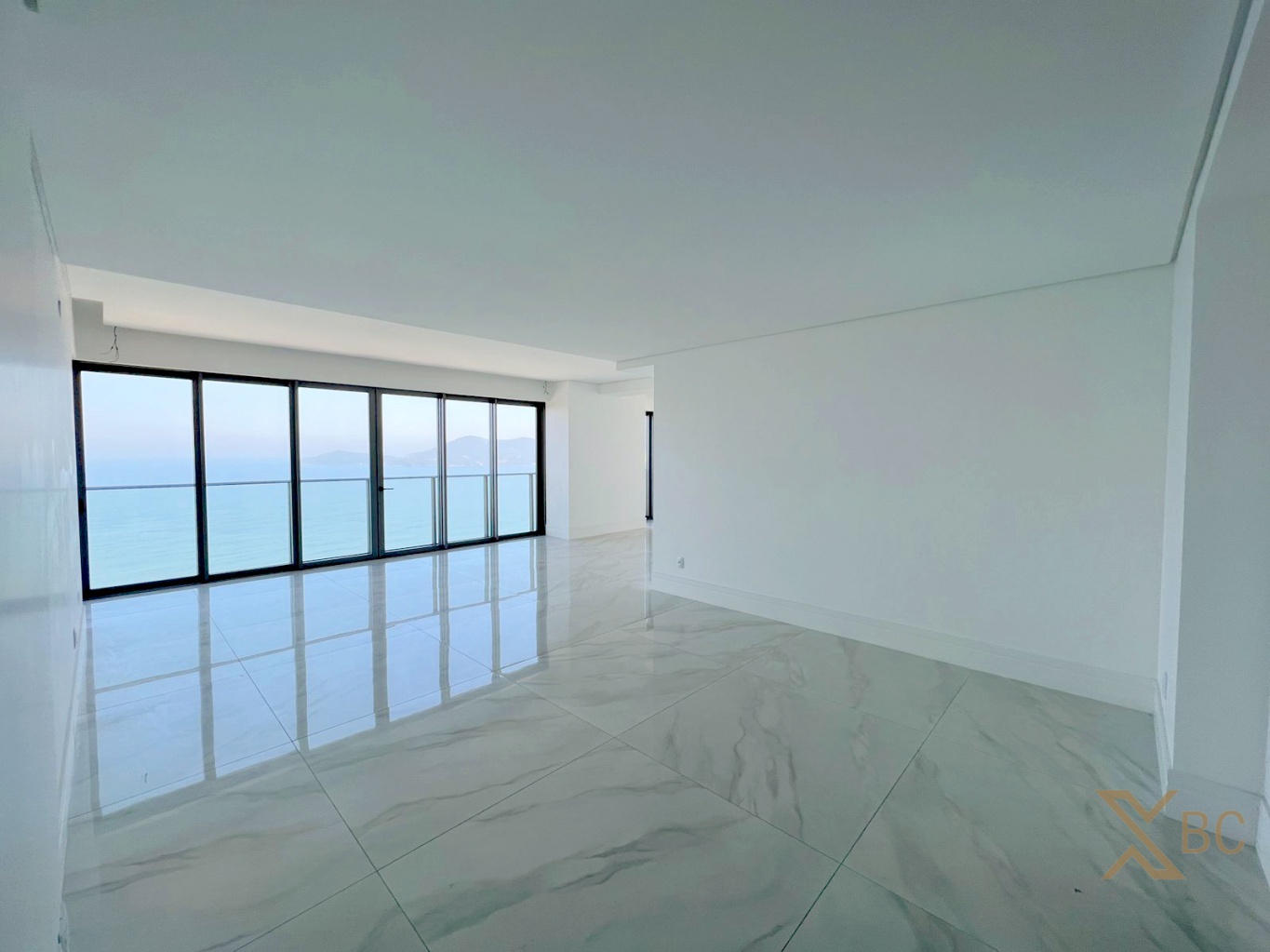 Apartamento à venda frente mar com 05 suítes e 04 vagas de garagens no Centro em Balneário Camboriú.