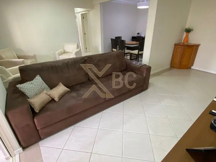 Edifício Dom Maurício - Apartamento quadra mar com 3 dormitórios + dependência e 2 vagas no Centro de Balneário Camboriú