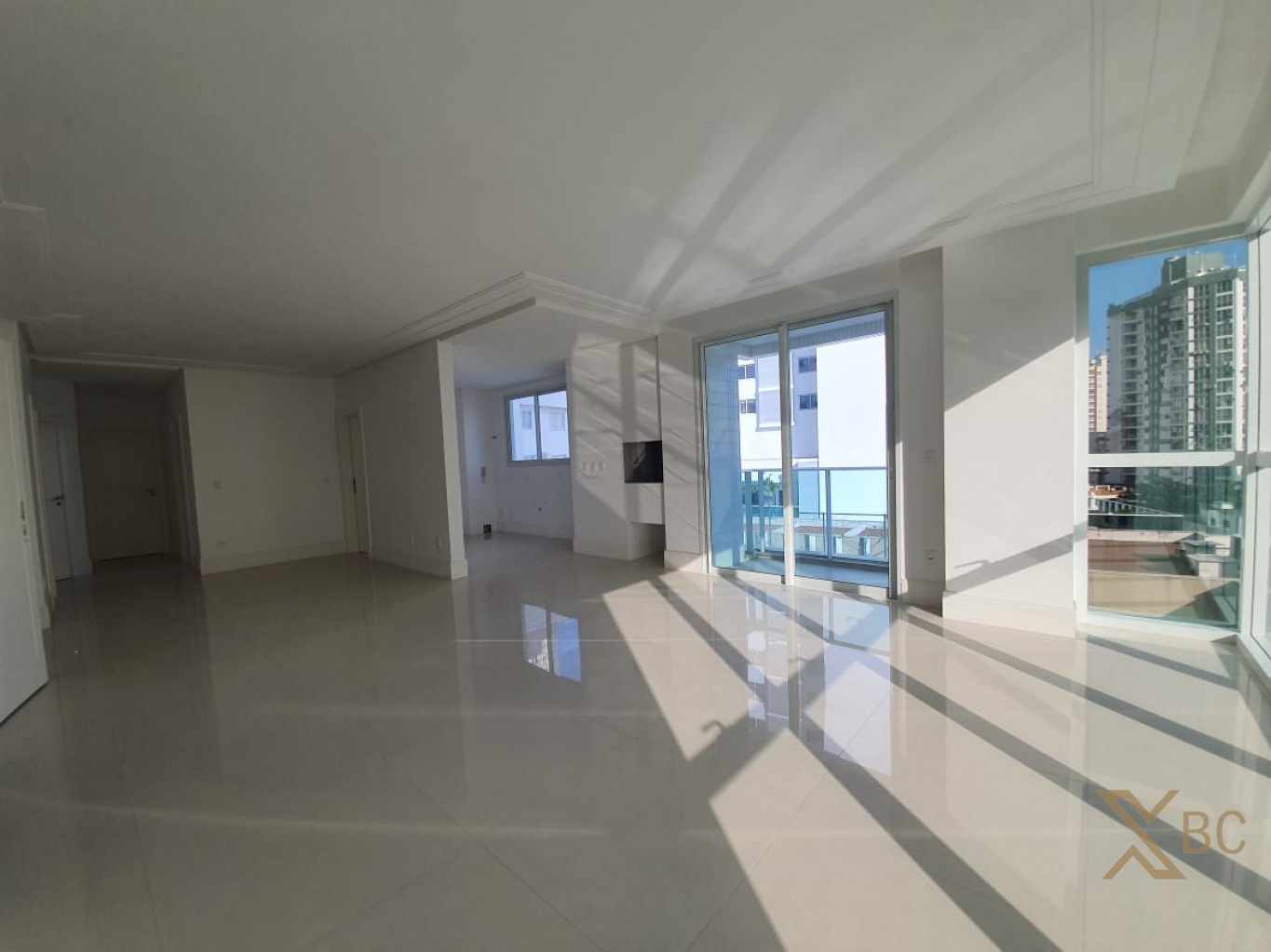 Apartamento à venda com 162m² privativos, 03 suítes e 03 vagas de garagem no Centro de Balneário Camboriú.