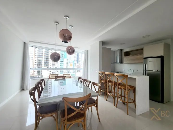 Apartamento mobiliado à venda com 02 suítes + 02 Demi Suítes e 04 vagas de garagem no Centro de Balneário Camboriú.