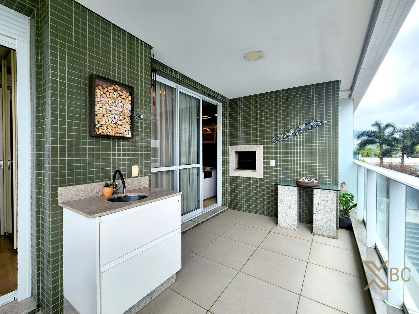Apartamento finamente mobiliado e decorado à venda com vista para o mar, 02 dormitórios + 01 suíte e 02 vagas de garagem na Praia Brava em Itajaí.