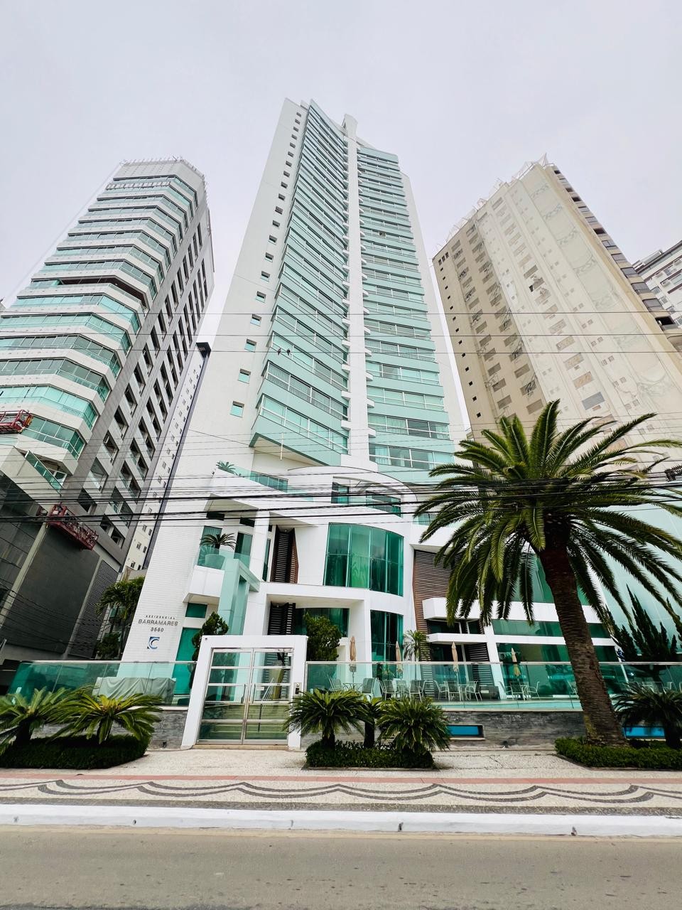 Ed. Barramares - Apartamento frente mar, mobiliado, com 4 suítes, 3 vagas de garagem, Balneário Camboriú/SC.