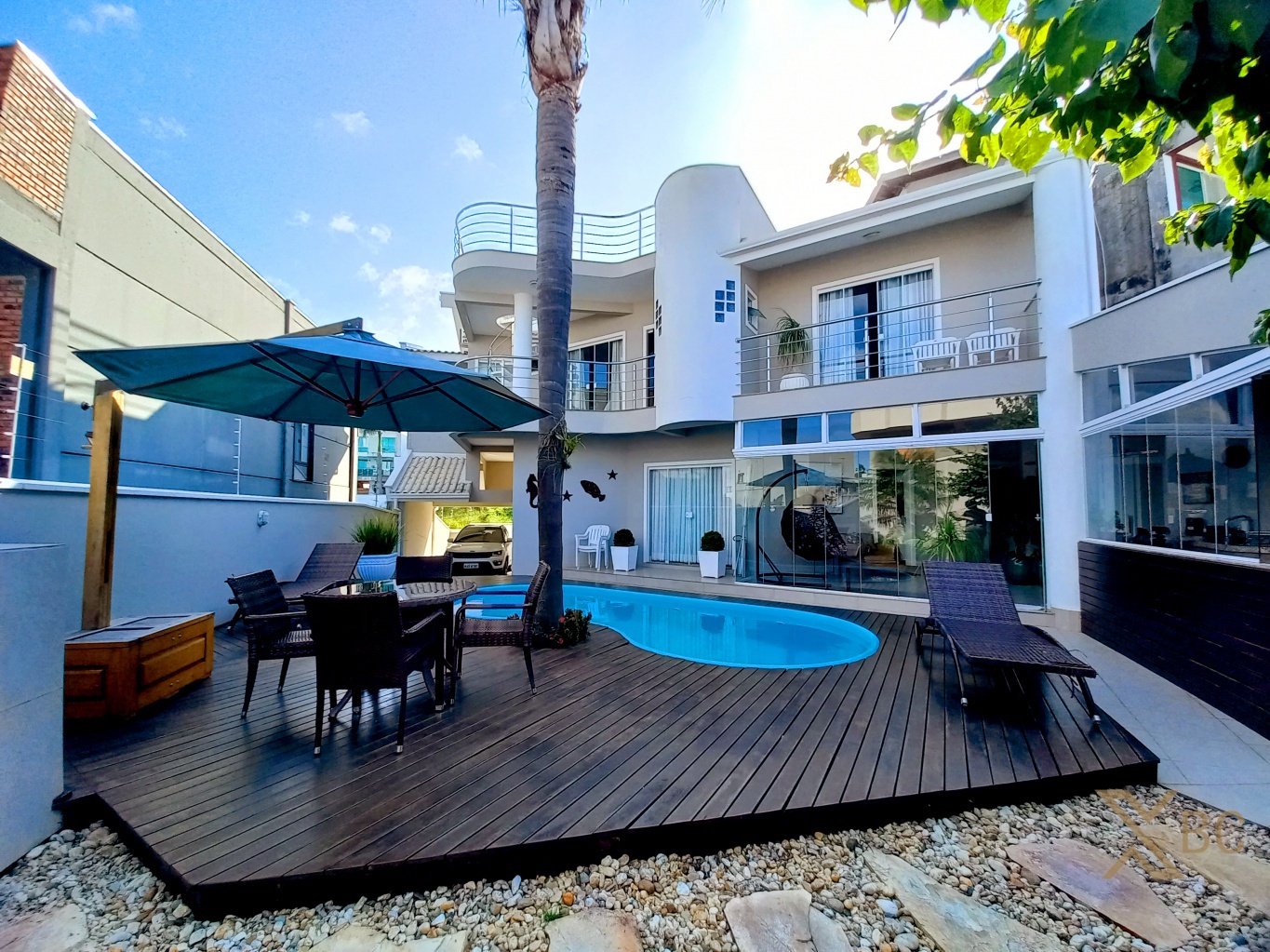 Casa mobiliada à venda com piscina privativa, 03 suítes e 02 vagas de garagem no Bairro Ariribá em Balneário Camboriú.