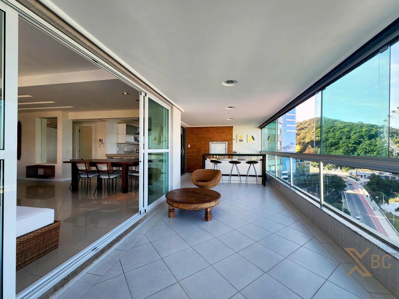 Locação Anual em Balneário Camboriú- Edifício Champs Elysses. Apartamento mobiliado e decorado, frente mar, Avenida Atlântica, 236, Barra Norte. Detalhes do imóvel: 193,00 m² privativos, 3 suítes e 2 vagas.