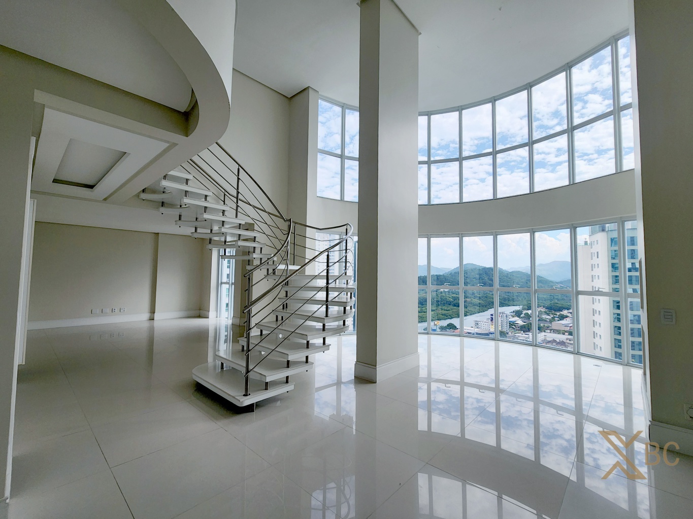 Apartamento duplex quadra mar à venda com 04 suítes e 04 vagas de garagem no Centro Sul em Balneário Camboriú.