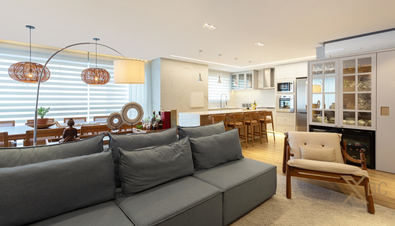 Apartamento à venda com vista para o mar, mobiliado e 03 suítes no Centro de Balneário camboriú.