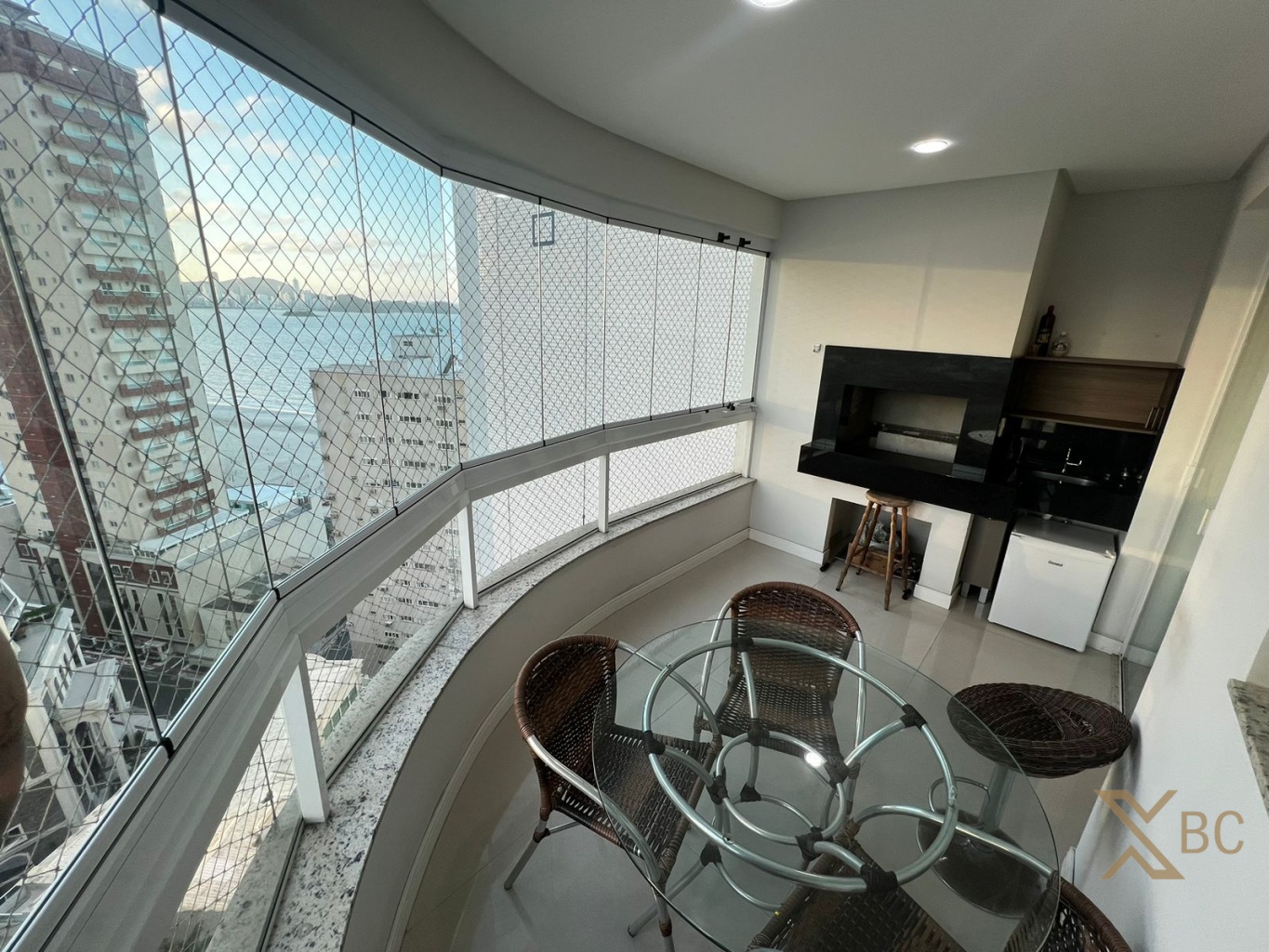 Apartamento com três suítes e quatro vagas de garagem à venda na Barra Sul em Balneário Camboriú!